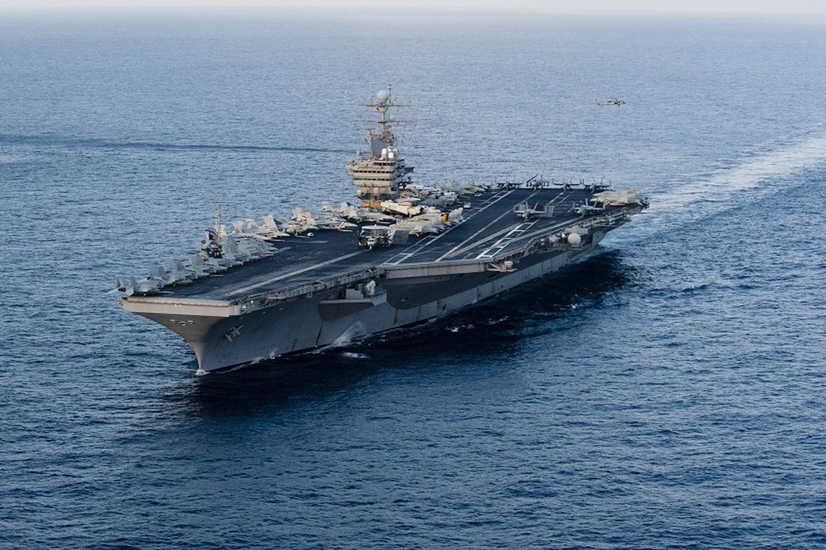 Iran Klaim Hantam Kapal Induk AS USS Abraham Lincoln dengan 4 Rudal Balistik – AS Tolak Keras!